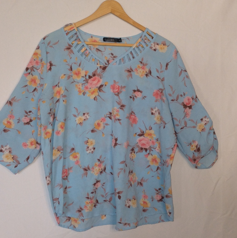 Women's 1XL Light Blue Floral Top with Subtle Peach Accents